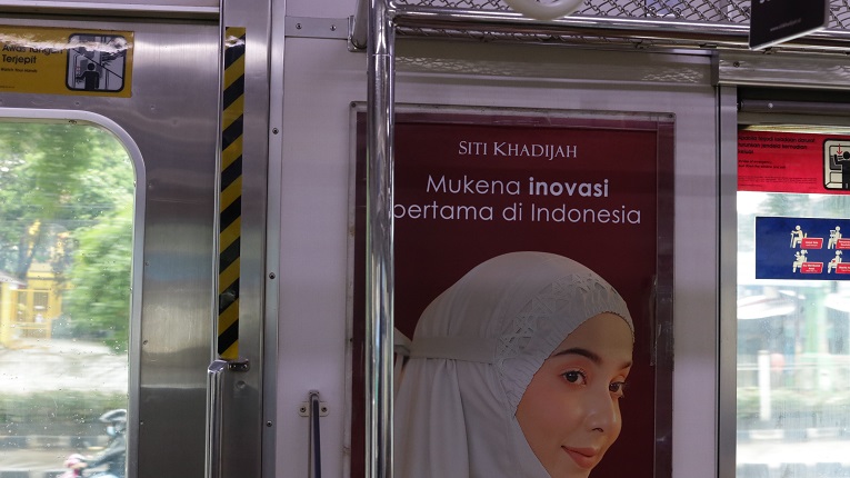 iklan di kereta dibagian dinding.jpg