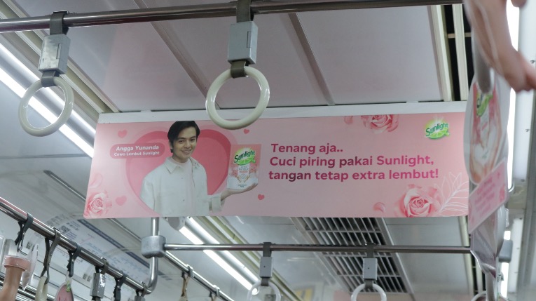 iklan kreatif komersial di commuter line.JPG