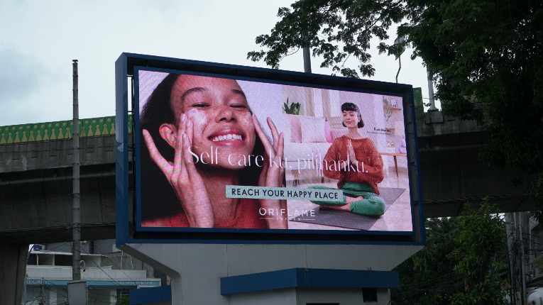 campaign digital marketing Oriflame di OOH.jpg