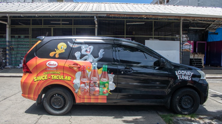 stiker iklan sasa di mobil.JPG