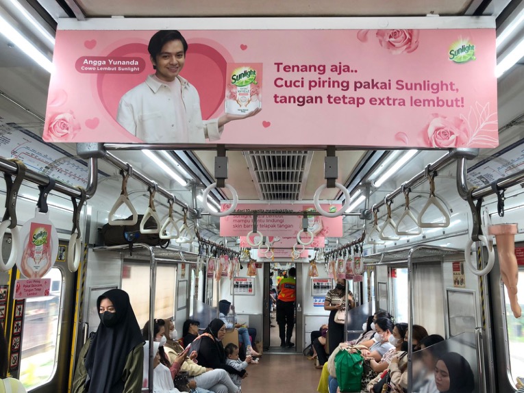 iklan sunlight di kereta api indonesia.jpeg