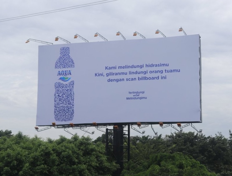 iklan aqua di billboard yang ada QR.jpeg