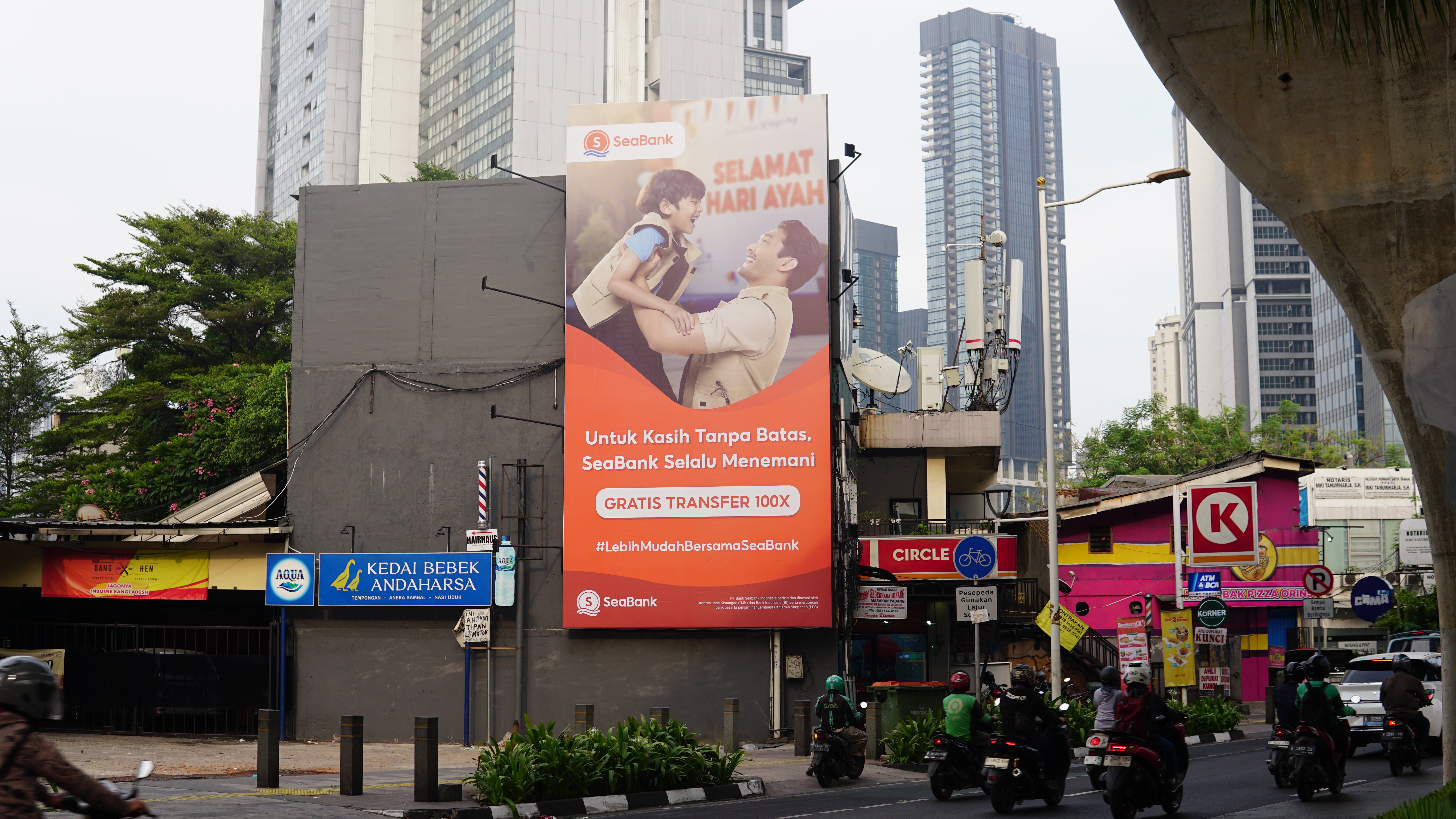 Contoh billboard iklan statis perbankan.jpg