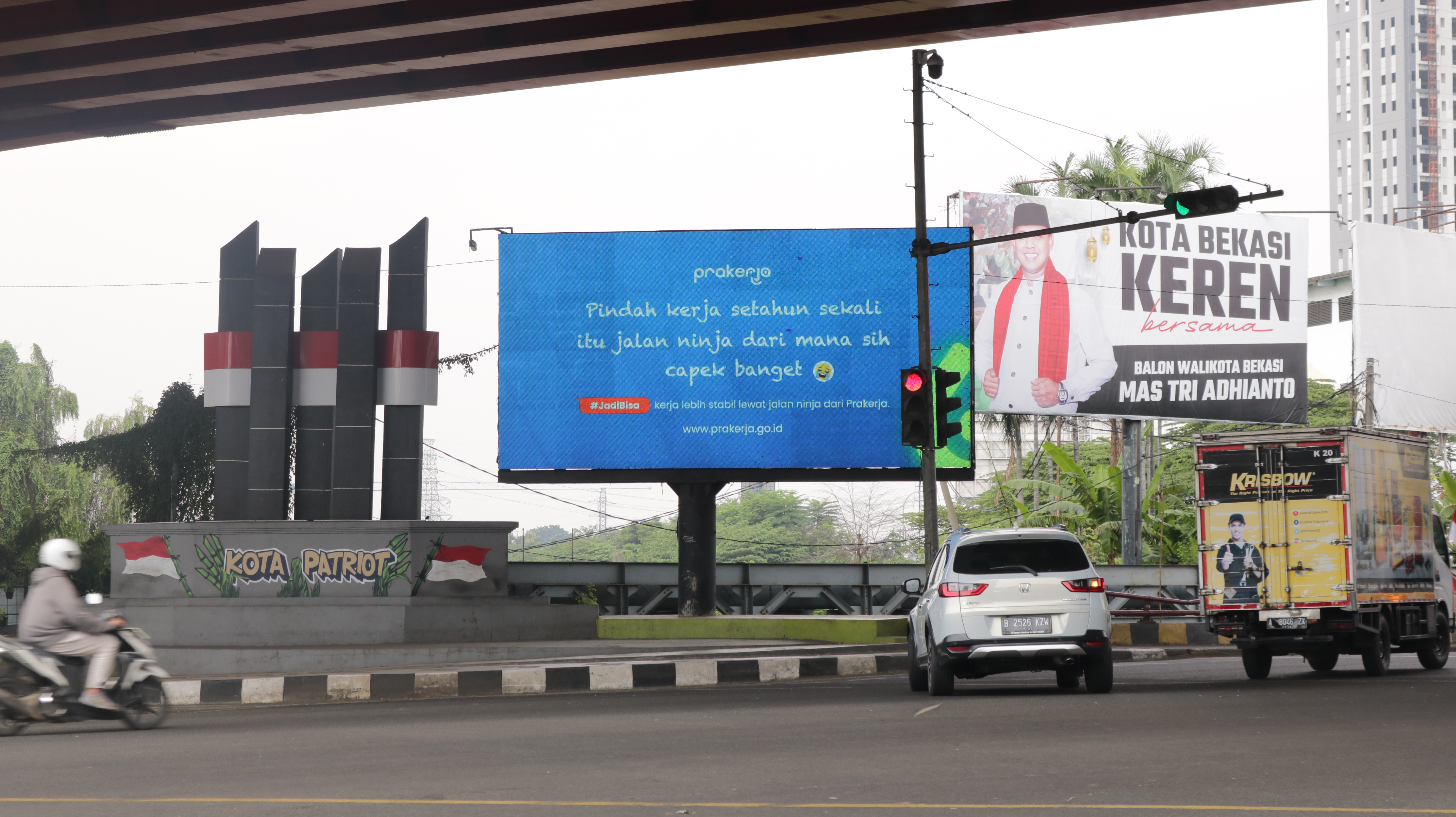 Contoh iklan billboard pemerintah kampanye politik.jpg