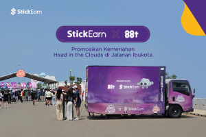 StickEarn Bekerja Sama dengan 88Rising untuk Mempromosikan Kemeriahan Head in the Clouds di Jalanan Ibukota