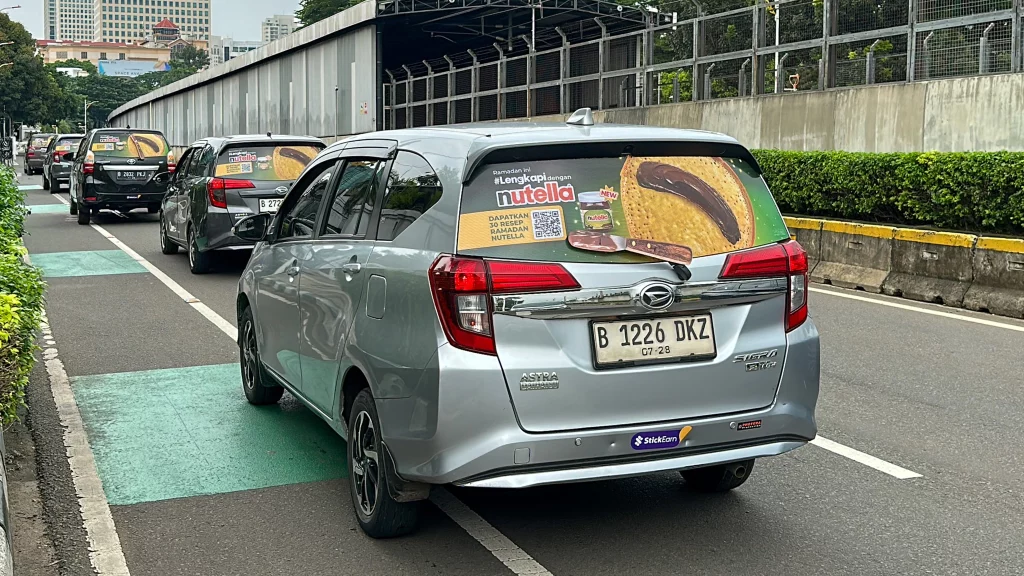 Iklan Kreatif NutriSari di Mobil