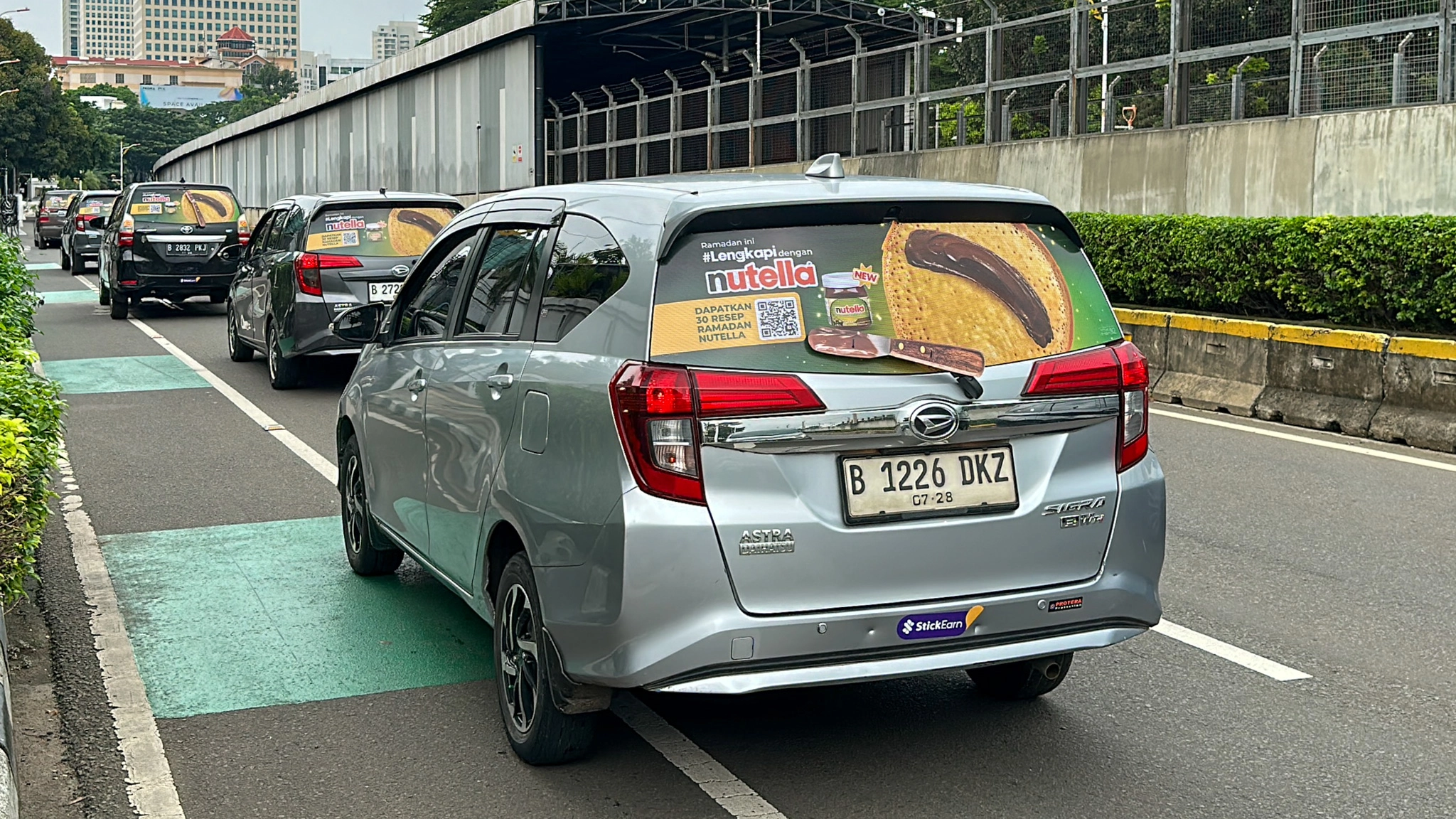 Beriklan di mobil melalui perusahaan iklan OOH StickEarn yang sudah dipercaya banyak brand. Seperti iklan kreatif NutriSari di luar ruang.