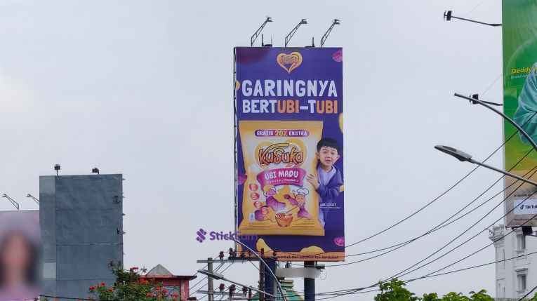 iklan makanan ringan di baliho