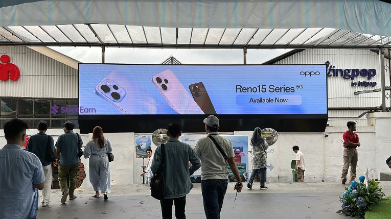 iklan HP di videotron luar ruangan