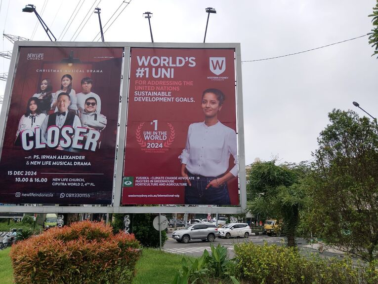 Iklan universitas di OOH