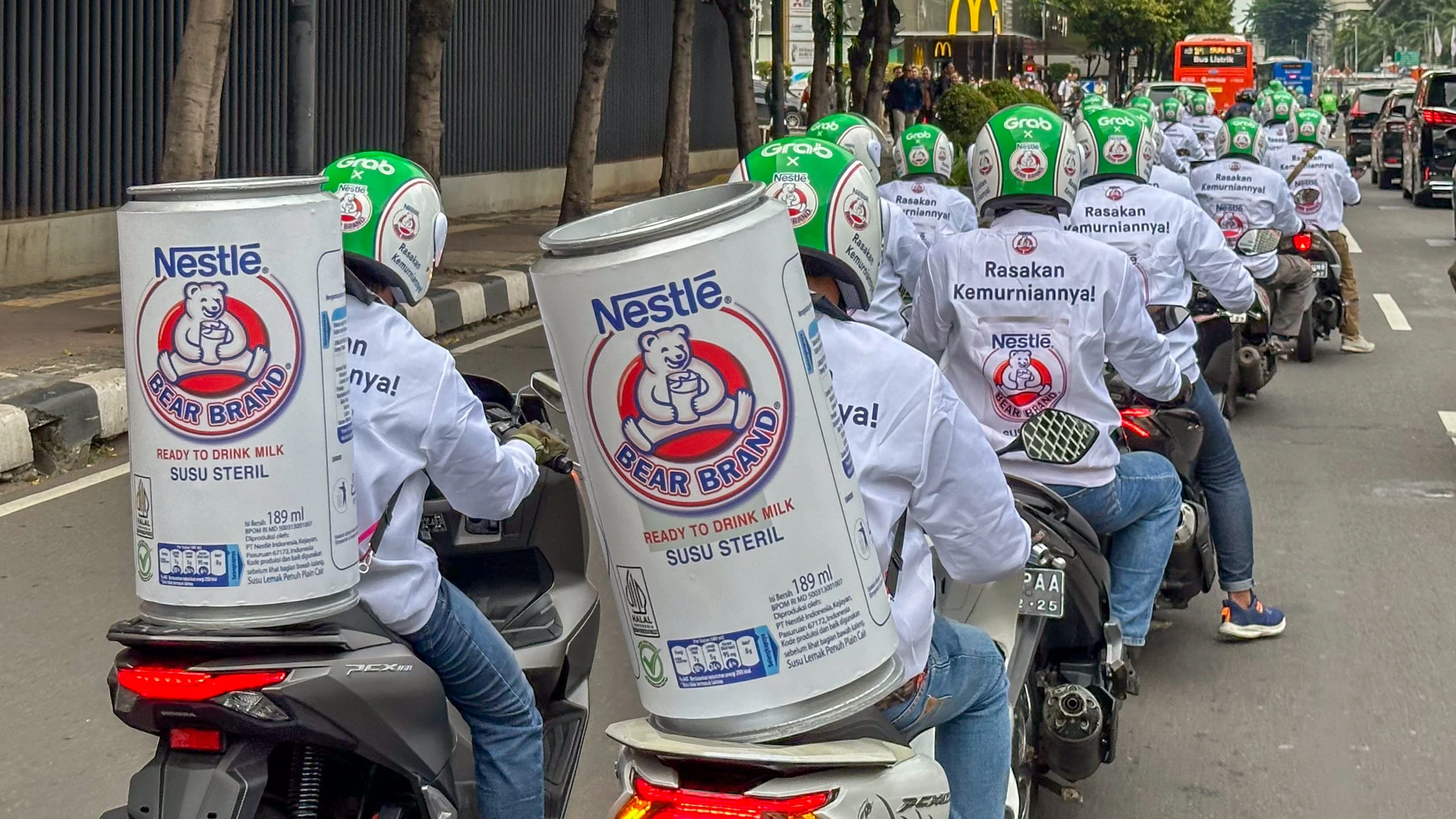 Membuat iklan yang unik dan kreatif di motor bisa brand lakukan bersama StickEarn. Misalnya, campaign iklan kreatif di motor dari Bear Brand.