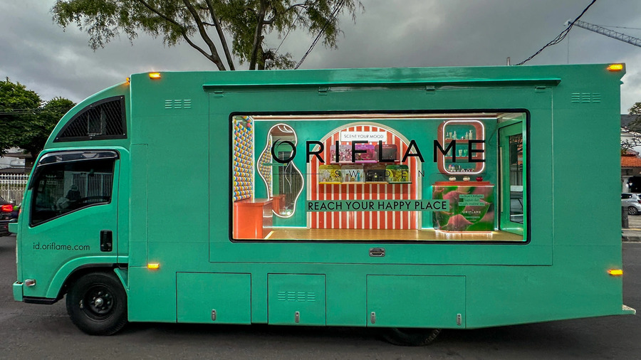 Mobile Truck Advertising Oriflame yang kreatif untuk rebranding