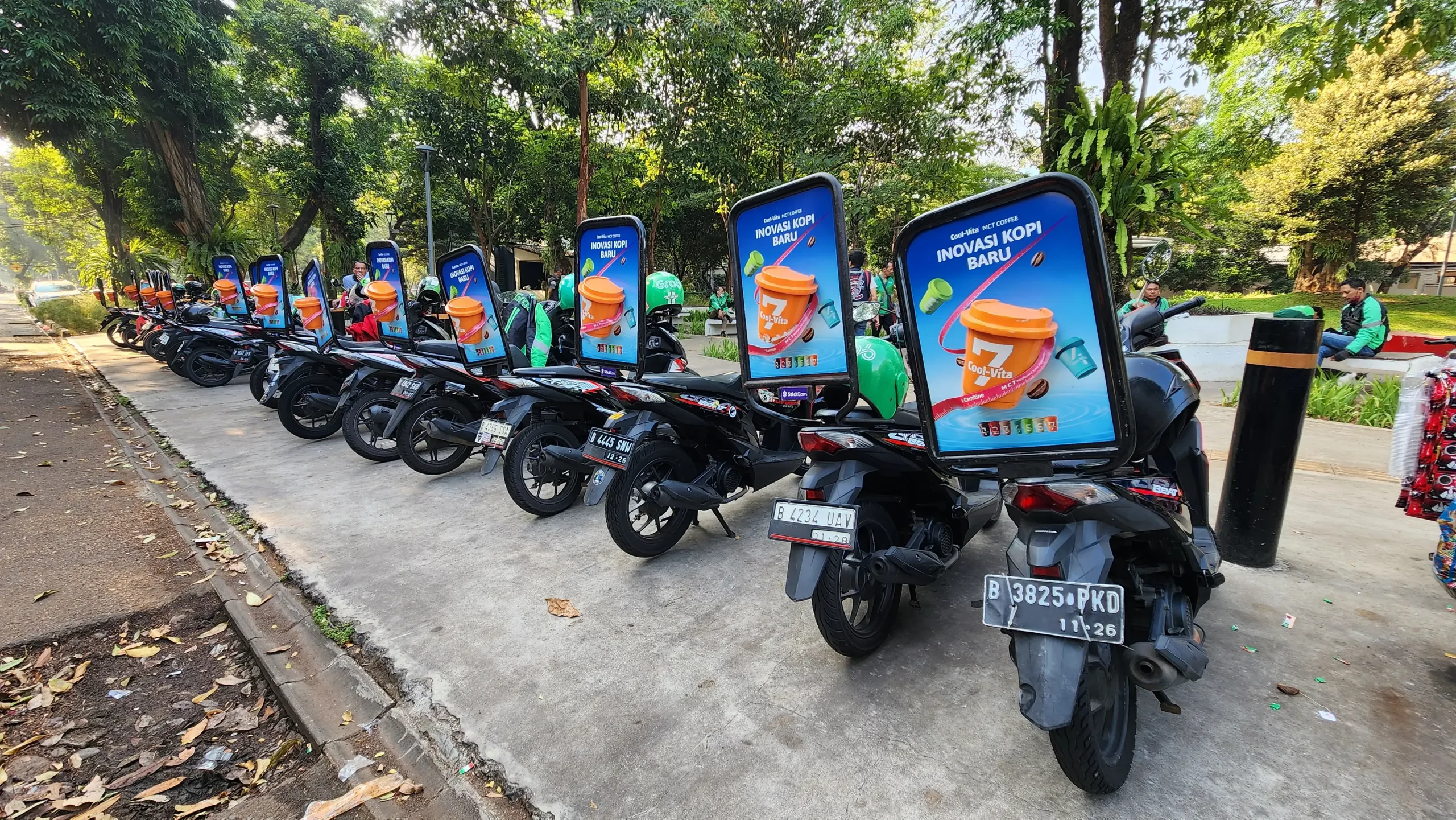 iklan OOH semakin kreatif, sehingga Anda bisa promosi produk dengan menampilkan iklan 3D di Motorbike Advertising yang menarik.