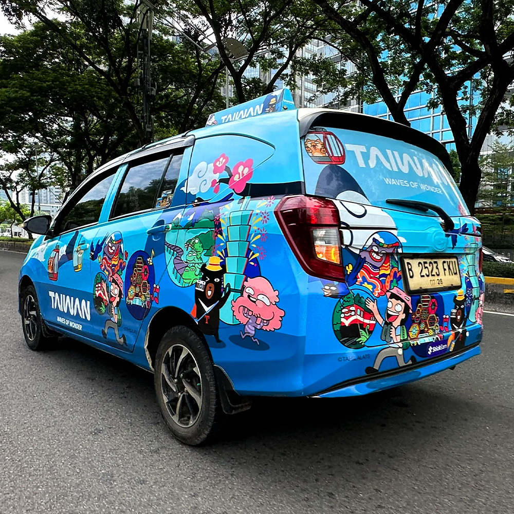 Iklan Unik StickTop yang tampil di atap mobil bisa menjadi pilihan promosi produk yang sulit konsumen lupakan. Yuk, iklan di Car Advertising.
