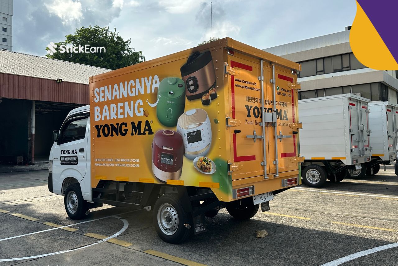 Tingkatkan visibilitas brand dengan iklan di mobil operasional. Bisa pasang stiker iklan apa saja dengan kualitas terbaik bersama StickEarn.