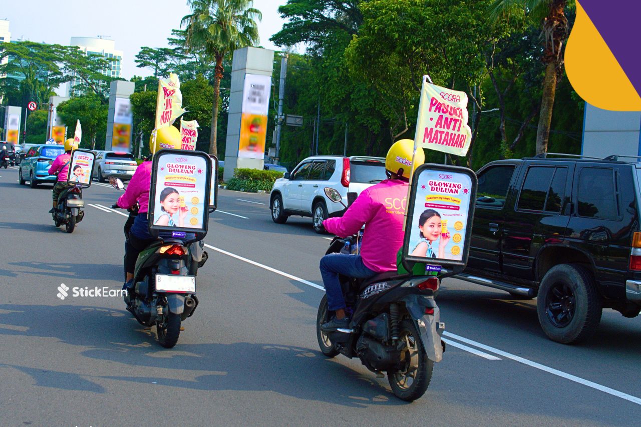 Temukan berbagai contoh promosi unik dan kreatif di Motorbike Advertising yang berhasil memanfaatkan OOH untuk awareness di sini.