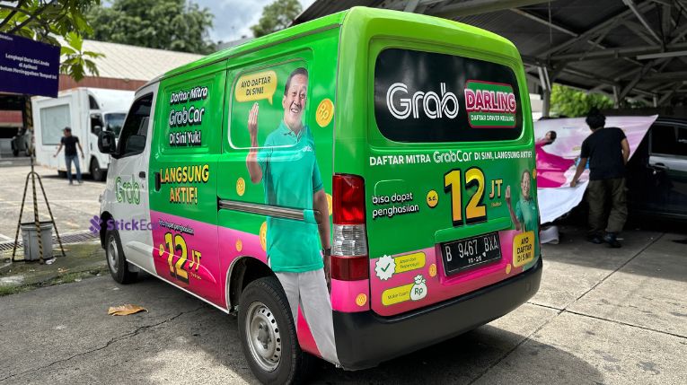 Iklan Grab di kendaraan operasional