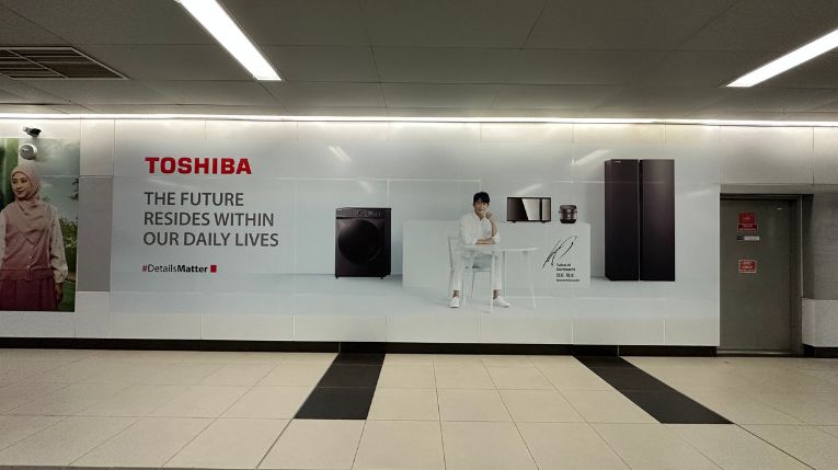 Toshiba pasang iklan di stasiun MRT 