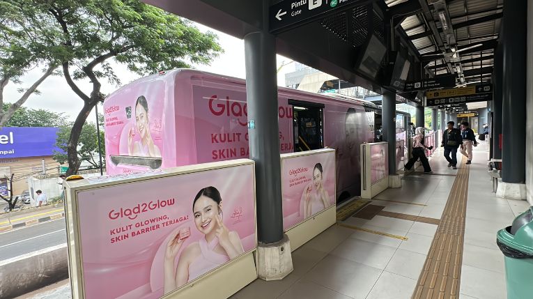 iklan produk kecantikan di halte