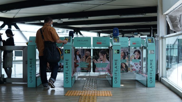 Penerapan iklan di area halte pintu masuk TJ