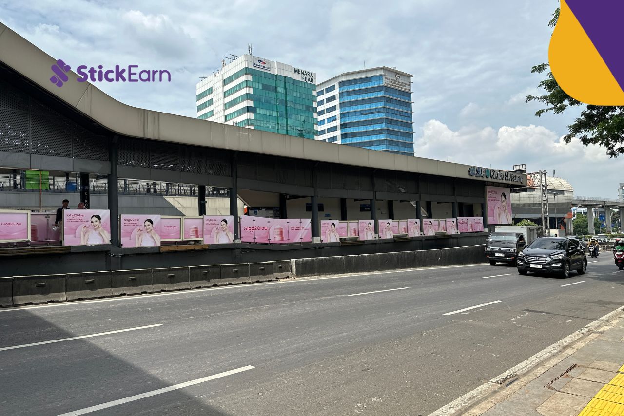 Memahami apa saja media iklan di halte akan membantu Anda dalam membuat promosi yang relevan dan menarik di OOH. Yuk, simak di sini.