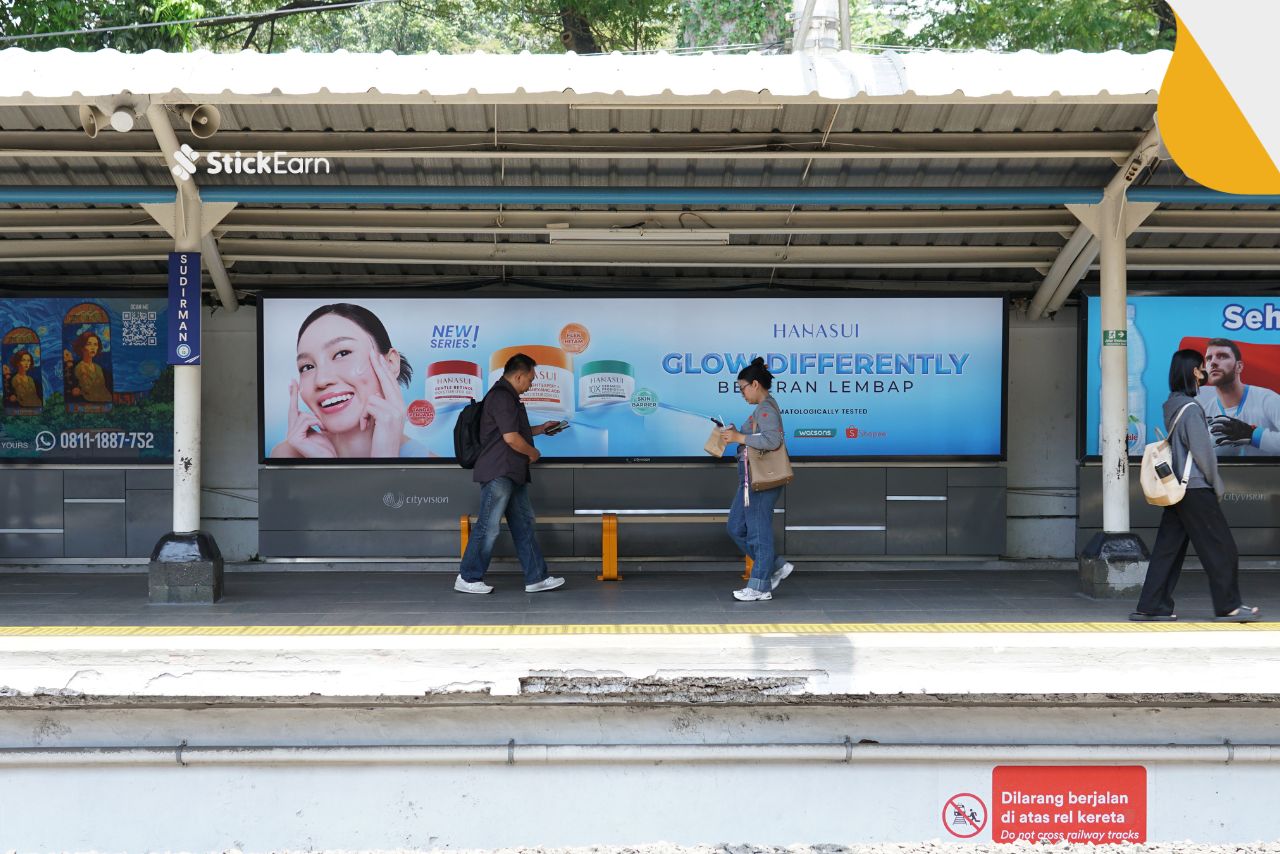 Ingin pasang iklan di stasiun kereta, MRT, atau LRT? Pelajari strategi, contoh, dan cara bekerjasama dengan vendor OOH di artikel ini.