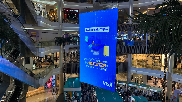 contoh iklan di billboard dalam mall