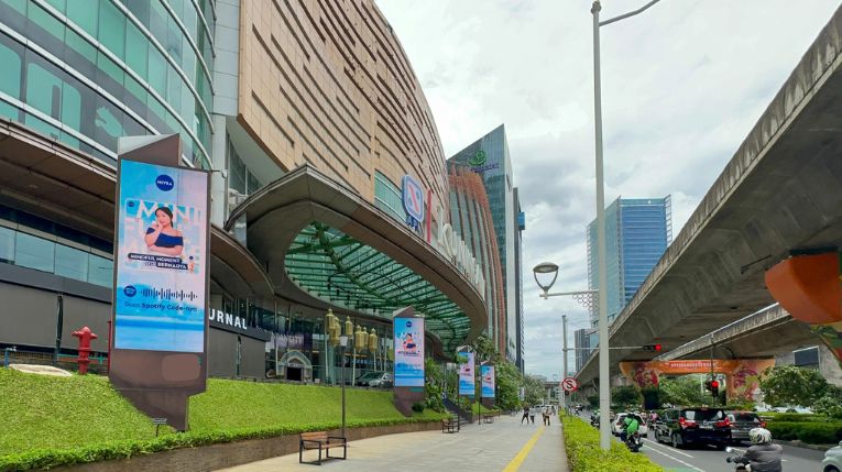 iklan di billboard pinggir jalan dekat mall