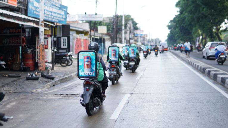 Promosi produk minuman yang unik di jalan