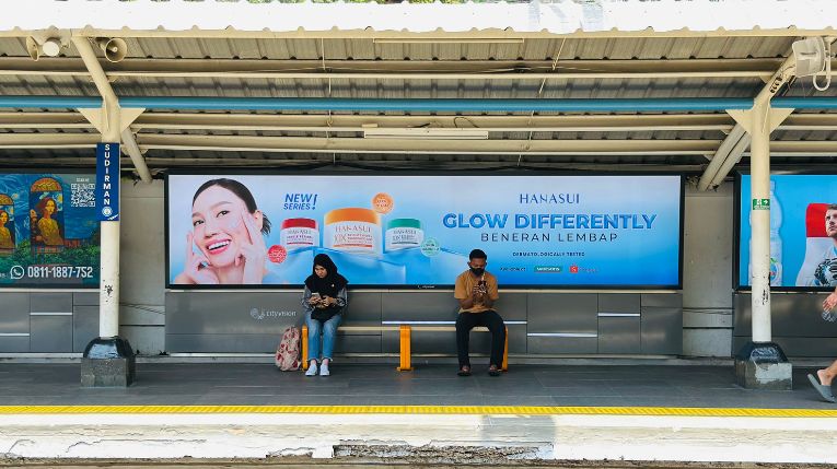 pasang LED billboard di stasiun