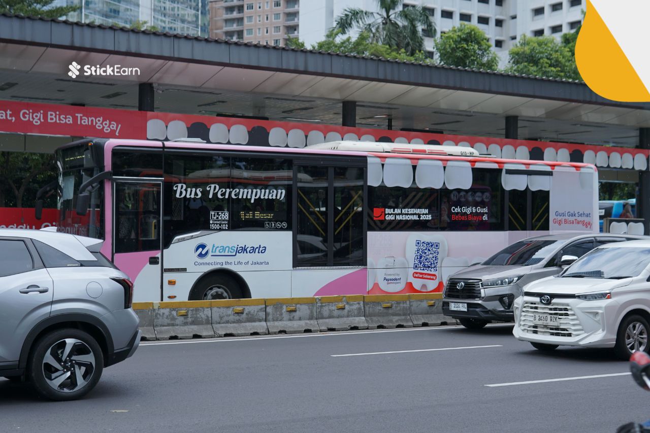 Temukan berbagai koridor Transjakarta yang strategis untuk beriklan di sini! Dengan begitu, iklan Anda akan dilihat banyak orang.