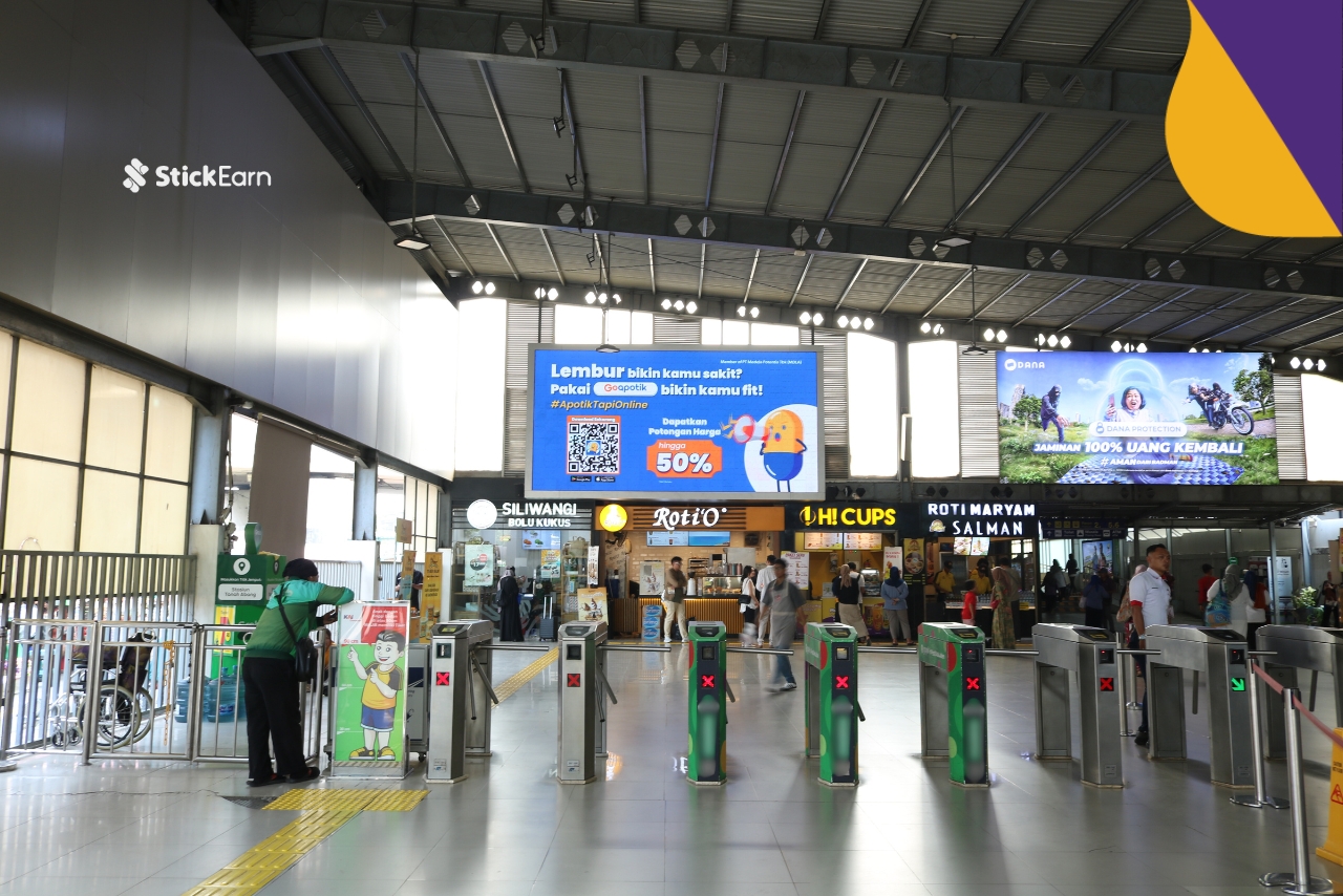 Ini lokasi iklan di stasiun kereta yang strategis, seperti area pintu keluar, peron, area tunggu, hingga gate yang bisa Anda manfaatkan.
