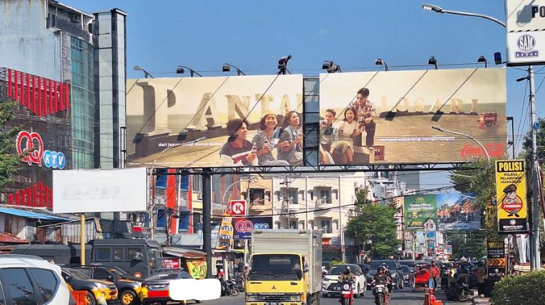 Iklan Coca-cola tampil di Bilboard Statis