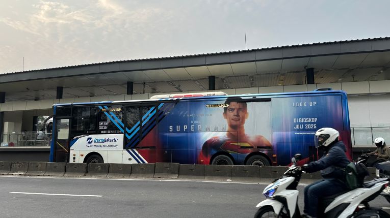 pasang iklan di koridor Transjakarta yang strategis