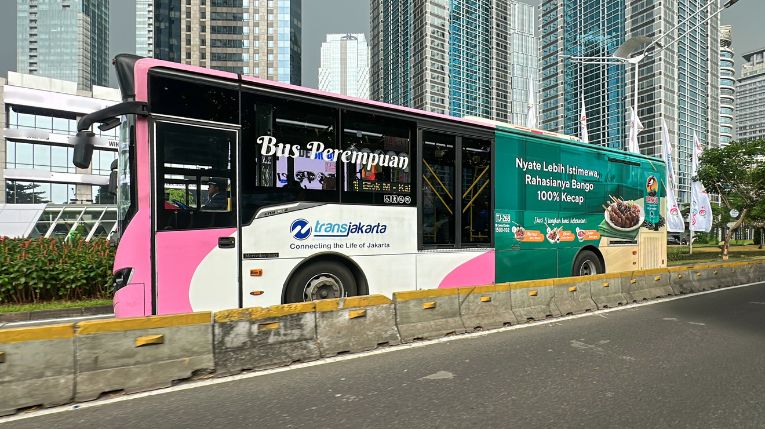 koridor transjakarta yang strategis untuk iklan makanan