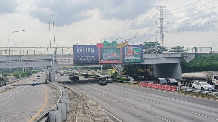pemasangan iklan di jalur tol