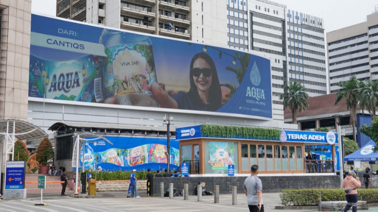 iklan dooh aqua x stickearn